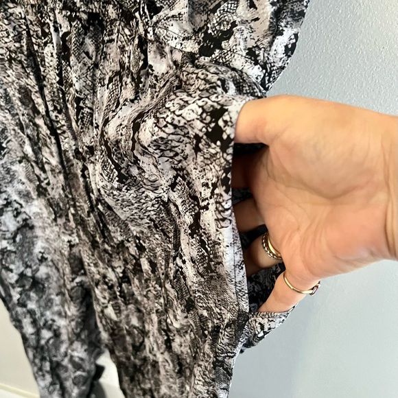 Black and white snake skin pattern jumper XXL - Picture 6 of 6